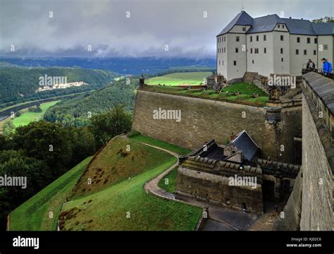 Festung Königstein! An Imposing Fortress Perched Atop a Dramatic Cliff