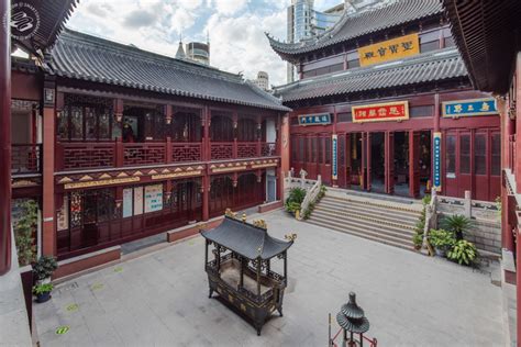 Baiyun Temple! A Spiritual Oasis Amidst Nature's Grandeur!