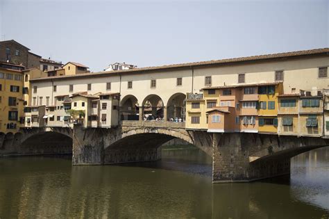  Ponte Vecchio:  สะพานโบราณที่งดงามและเป็นศูนย์กลางการค้าขายของฟลอเรนซ์!